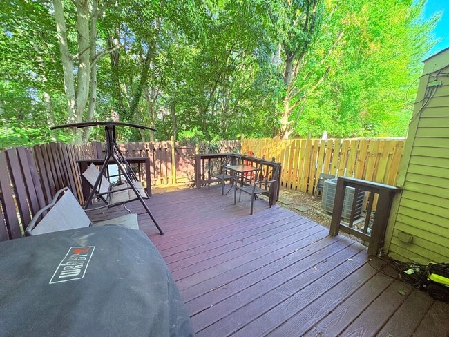 Building Photo - Beautifully updated 3BR/2.5BA townhome in ...