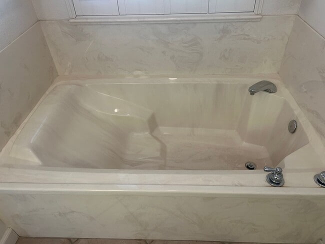 Building Photo - 2614 W Oakridge Ave