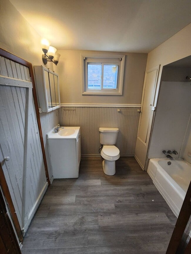 Building Photo - Charming 3-Bedroom Property in Prime Location