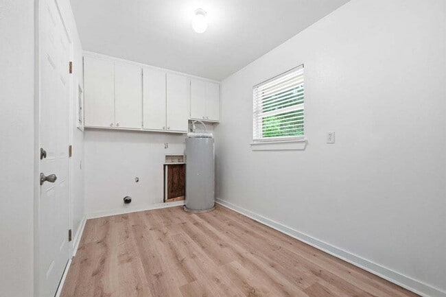 Building Photo - A small-town charm ready for move in!