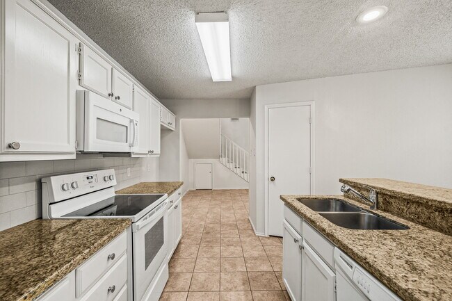 Building Photo - Spacious 2/2/2!
