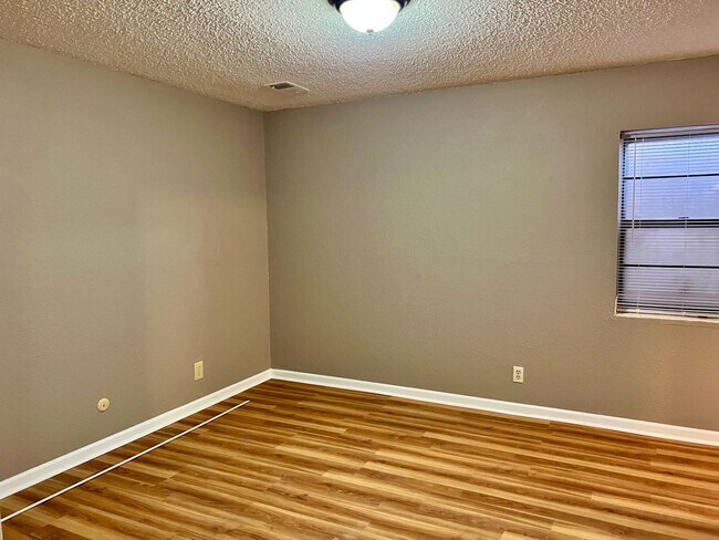 Building Photo - Spacious 3 bedroom Duplex