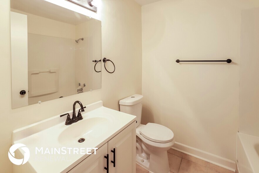 Building Photo - 404 SE Bristol Dr