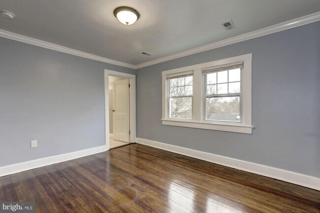 Building Photo - 811 Thayer Ave
