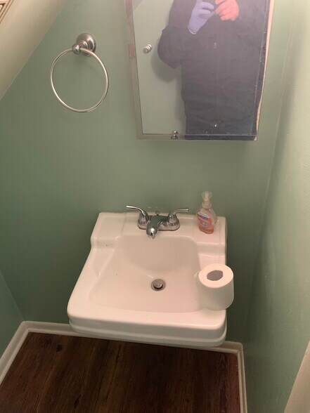 Building Photo - 1556 Thames Dr