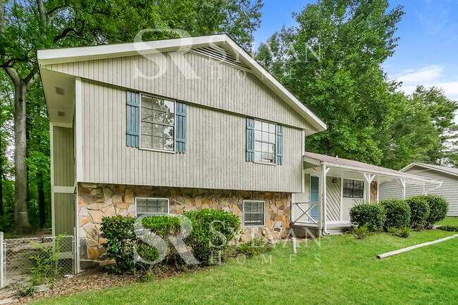 Building Photo - Immerse yourself in comfort and convenience