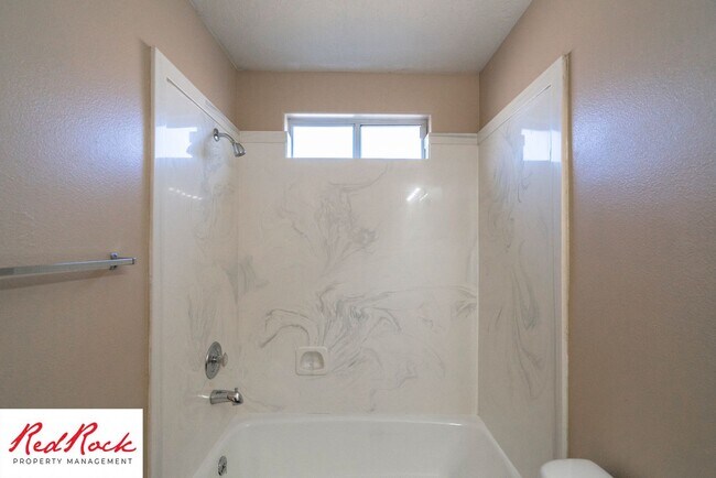 Building Photo - Pet Friendly - 4 Bed 2 Bath for rent in St. George