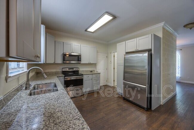 Building Photo - 1725 Brookwood Dr NE