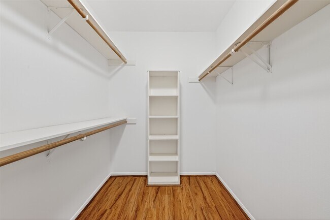 Building Photo - 500 N Post Oak Ln