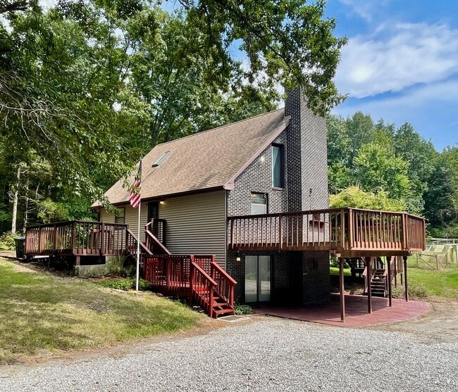 Primary Photo - Unique 4 Bedroom Home on Dead-End Road w/ ...