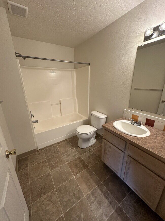 Building Photo - 122 Davis Ave