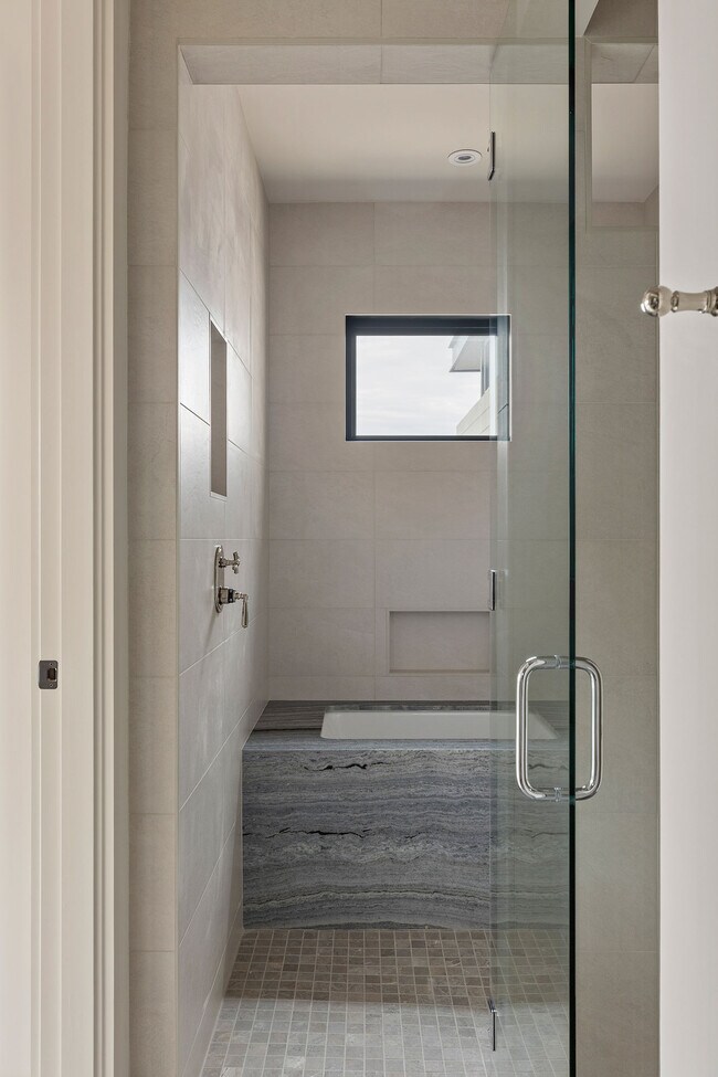 Building Photo - 1325 N Dewey Ave