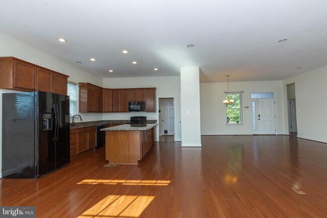 Building Photo - 15 Flag Ct