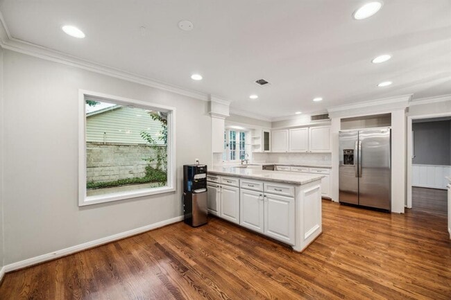 Building Photo - 5659 Chevy Chase Dr