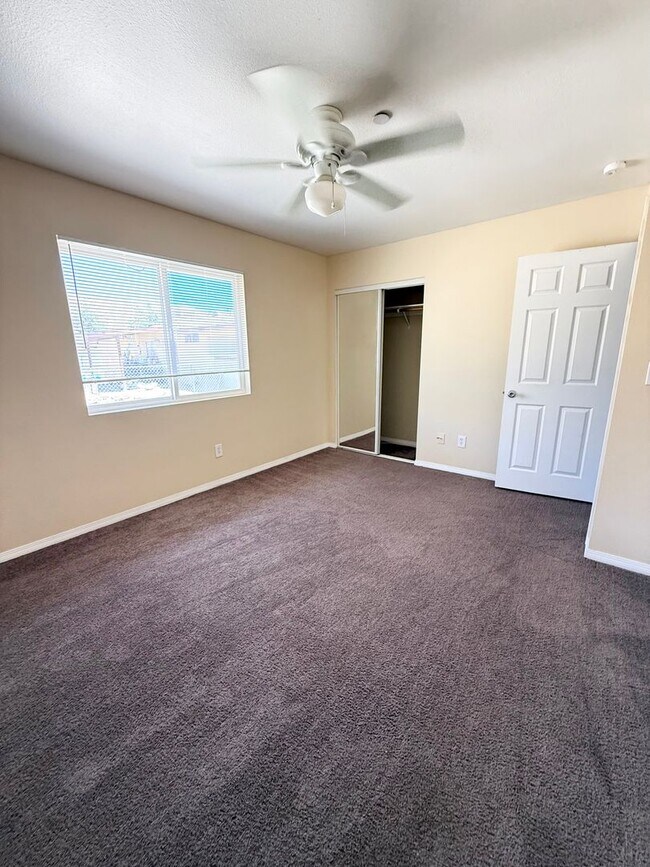 Building Photo - Move in special! 3 bedroom corner home close to Boy and Girls Club!