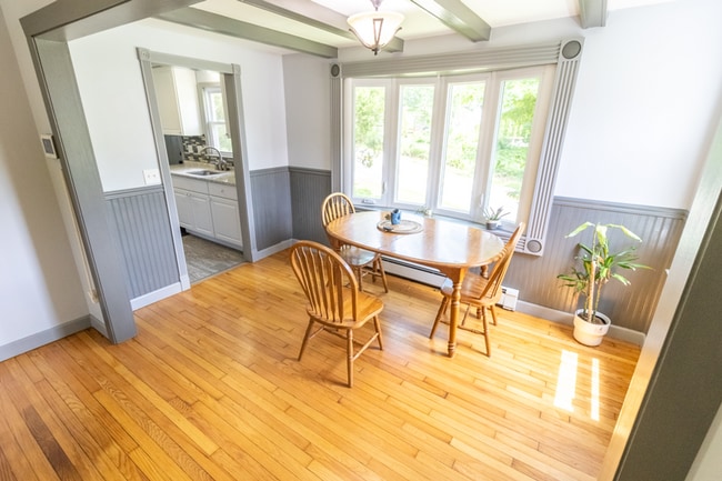 Building Photo - 2 Bedroom Ranch with Solar Panels, great e...