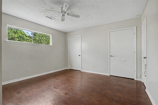 Building Photo - 13119 Hollowcreek Park Dr