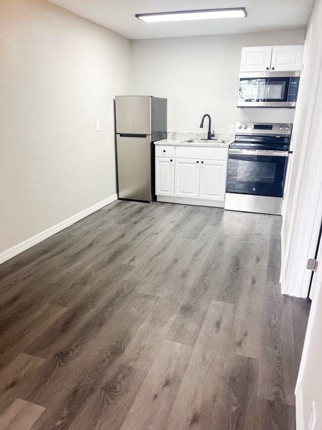 Building Photo - MOVE IN SPECIAL !! COZY 1/1  CONVENIENTLY LOCATED CLOSE TO DOWNTOWN ST. PETERSBURG