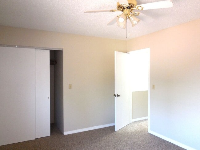 Building Photo - 2 Bedroom 1.5 Bath Townhouse with Fireplac...