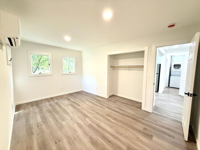 Building Photo - Bright, Modern & Fully Renovated 1-Bedroom...