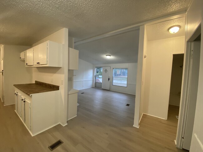 Building Photo - 2279 Sharon St