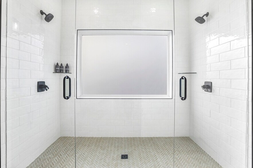 Building Photo - 109 NW Ozark Wy