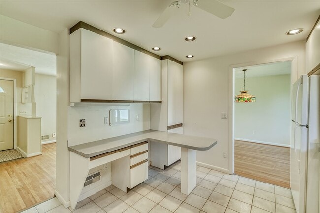 Building Photo - 241 Willowcrest Dr