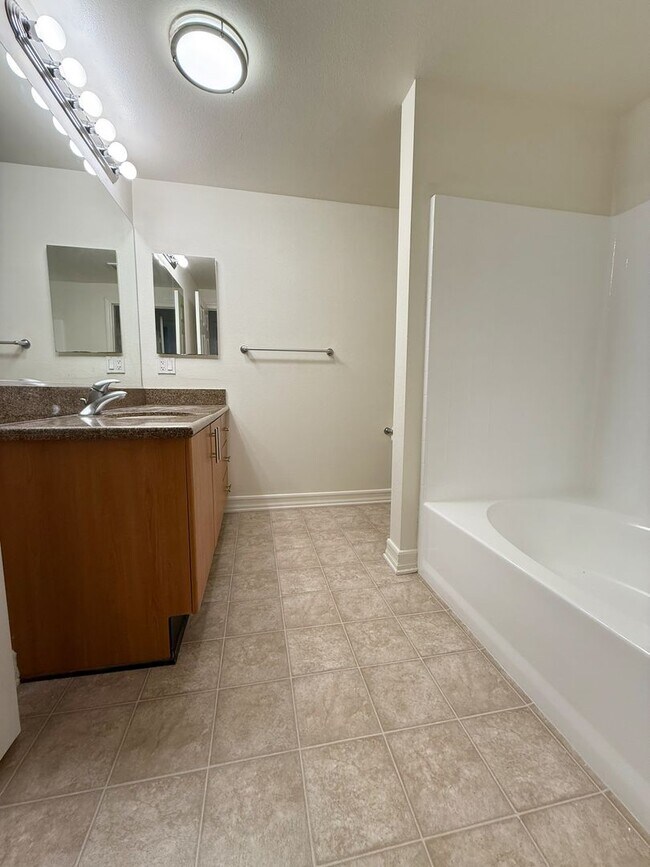 Building Photo - 2 Bed/2 Bath Condo available at Union Square!