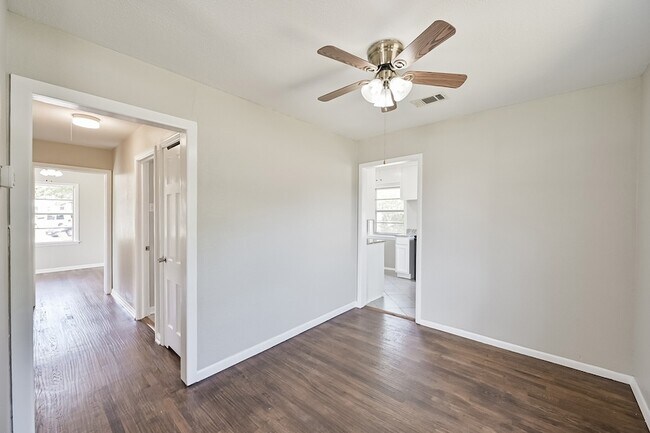 Building Photo - 1501 Greenbrier Dr