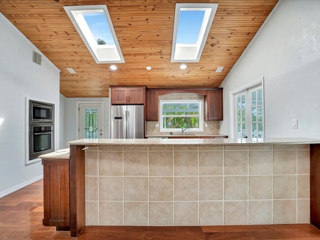 Building Photo - 631 32nd Ave Dr E