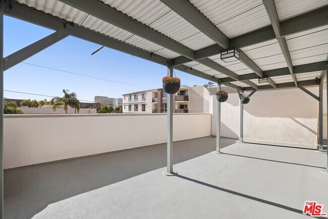 Building Photo - 435 Arnaz Dr