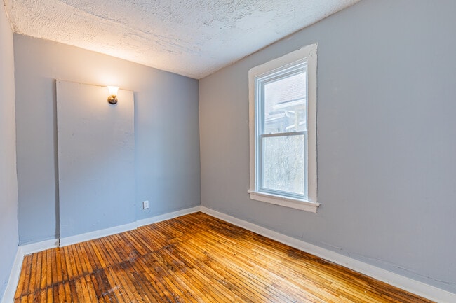 Building Photo - 383 Champlain St