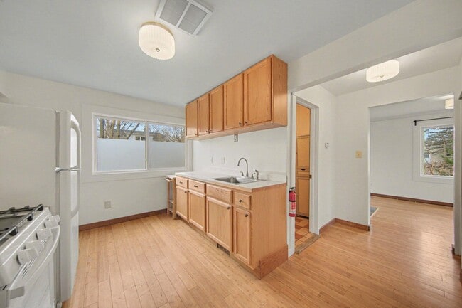 Building Photo - 808 E Cross St