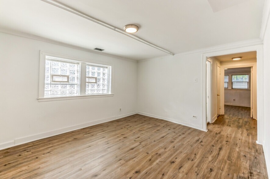 Building Photo - 3501 N Albany Ave