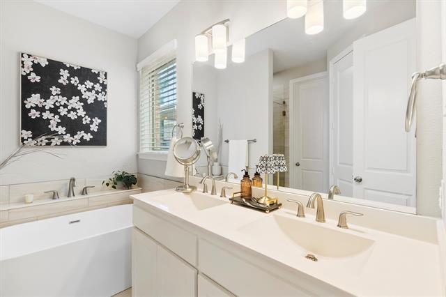 Building Photo - 4520 Del Rey Ave