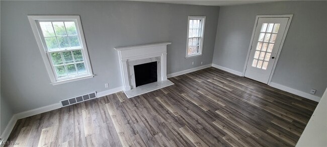 Building Photo - 954 Hartford Ave