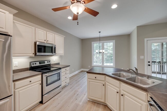 Building Photo - Beautiful 3 bedroom 2 bath Ranch with Bonu...