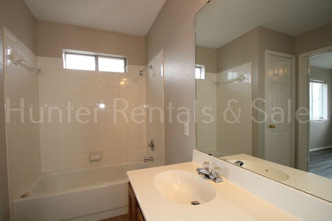 Building Photo - Close to Schools off of Chantz Drive!