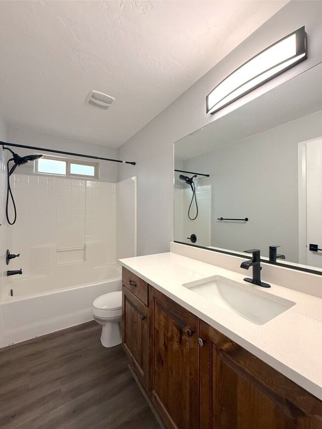 Building Photo - 4 bed, 2.5 bath duplex unit w/2 car garage