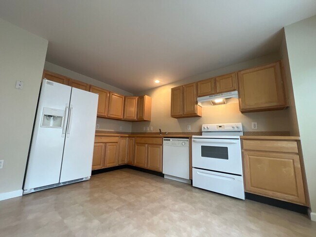 Building Photo - 4 Pineview Pl