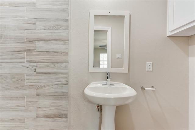 Building Photo - 913 Live Oak St