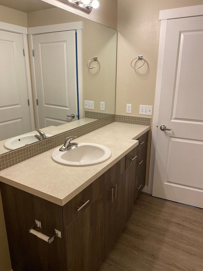 Building Photo - Beautiful 2 bedroom available to call home!  Tour with us today