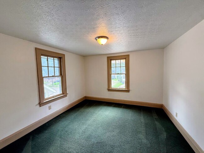 Building Photo - Four bedroom one bathroom home for rent