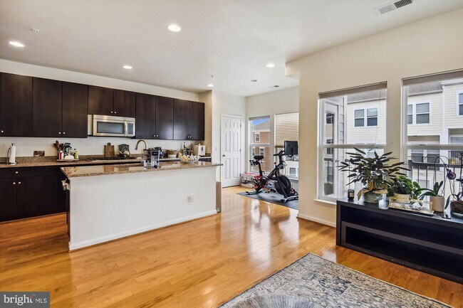 Building Photo - 3028 Rittenhouse Cir