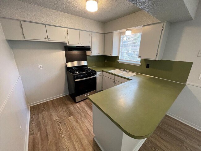 Building Photo - 5900 Glen Meadow Dr