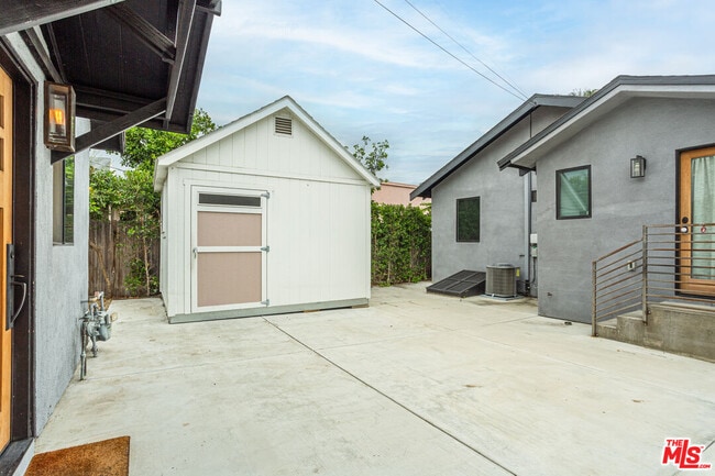 Building Photo - 2241 1/2 Harwood St