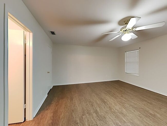 Building Photo - No Application Fees* $500 Off 1st Month Rent*