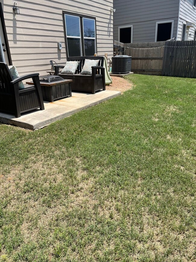 Building Photo - 9619 Pleasanton Blf