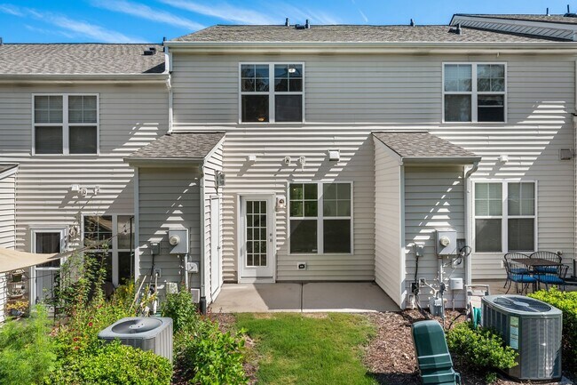 Building Photo - 2be / 2.5ba Townhome Near Hope Valley Farms!