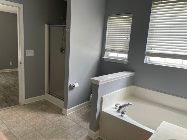 Building Photo - 107 Arbor Oaks Dr